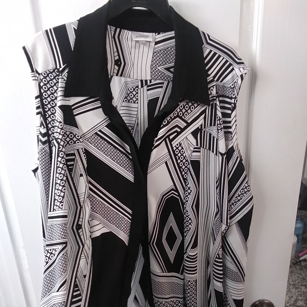 The Avenue black and white sleeveless shirt